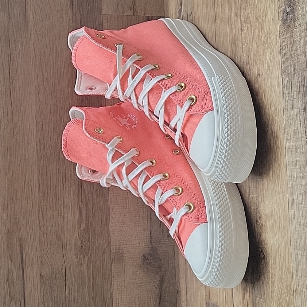 Converse high top Brand new platform in the box.